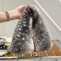 Schoudertas van imitatiebont in grijs en wit met zilveren ketting en gouden hanger - Grijs