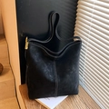 Grande borsa tote in pelle scamosciata nera con cuciture bianche e fibbie dorate - Nero
