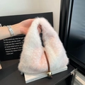 Chique lichtroze pluche tas met een gouden bolletje en een leren schouderband - Roze