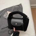 Borsa a tracolla chic in ecopelliccia nera e pelle con fibbia argento e manico morbido - Nero