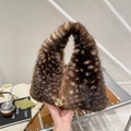 Pluche schoudertas met luipaardprint, gouden bol en lederen trekkoordje - Bruin
