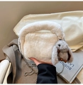Dettaglio borsa di peluche bianca con catena a sfere argentata e ciondolo a coniglio grigio - Bianco