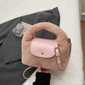Borsa a mano in peluche rosa con patta in pelle e tracolla abbinata - Rosa