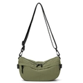 Dettaglio della borsa a mezzaluna in nylon verde militare con etichetta e zip nera - Verde