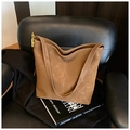Dettaglio borsa tote in pelle scamosciata marrone con lucchetto dorato e cuciture a contrasto - Marrone