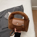 Borsa a tracolla marrone in ecopelliccia con patta in pelle e fibbia metallica - Marrone