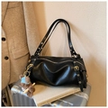 Détail du sac vintage noir avec œillets dorés et pendentif en peluche ours - Avec Pendentif / Noir