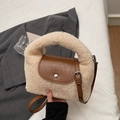 Borsa a tracolla chic in peluche beige con patta in pelle marrone e fibbia argentata - Bianco Sporco