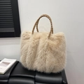 Beigefarbene Kunstpelz-Tragetasche mit braunen Flechtgriffen für Herbst-Winter-Mode - Cremeweiß
