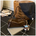 Détail du sac bandoulière cylindrique marron foncé avec large sangle et breloque ours - Avec Pendentif / Marron