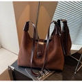 Detail der braunen Wildleder-Hobo-Tasche mit Lederbesatz und rundem Magnetverschluss - Kaffeebraun