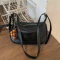 Borsa a spalla nera minimalista con ciondolo in perle di legno e cerniera in argento - Con Ciondolo / Nero
