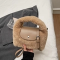 Sac à main marron en peluche style agneau avec rabat en cuir et boucle en métal - Kaki