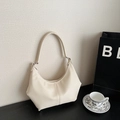 Borsa hobo a mezzaluna bianco crema minimalista con trama a pieghe e dettagli argento - Bianco Sporco