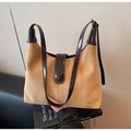 Detail der Hobo-Schultertasche mit braunem Wildleder-Kontrast und Metallschnalle - Khaki