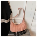 Detail van roze geplooide hobo-tas met verticale vouwen in een stijlvolle setting - Roze