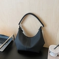 Borsa a spalla a mezzaluna nera classica in pelle PU opaca con dettagli argentati - Nero