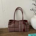 Détail du sac cabas vintage à carreaux avec tissu en laine et poignées en cuir - Rouge