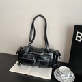 Bolso bandolera negro de estilo motero con múltiples bolsillos y acabado brillante Y2K - Negro