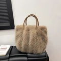 Tragetasche aus Kunstpelz in Kamelbraun mit geflochtenem Ledergriff und weicher Textur - Khaki