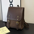 Détail d'un sac à dos en cuir rétro avec motif léopard et boucles dorées - Style Épuré
