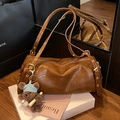Sac cylindre vintage en cuir huilé marron avec fines bretelles et charm ours en peluche - Avec Pendentif / Marron