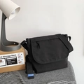 Borsa a tracolla nera in tela con cinghia regolabile ed etichetta tessuta blu - Nero