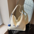 Bolso tote de lona crema con bordado de letras azules y colgante azul decorativo - Blanco Roto