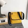 Borsa a tracolla gialla accesa minimalista con ampia tracolla nera per uso quotidiano - Giallo