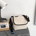 Borsa a tracolla in tela beige con bordo nero e tracolla ampia regolabile - Bianco