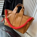 Braune Shopper Tasche mit roten geflochtenen Seilgriffen und großem Innenraum - Braun
