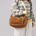 Borsa a tracolla in nylon marrone con bordini bianchi e ampia tracolla color crema - Marrone