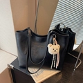 Bolso tote negro de cuero sintético con colgante de oso de peluche blanco y correas dobles - Negro