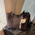 Bolso tote grande de cuero sintético marrón oscuro con un lindo colgante de oso blanco - Marrón