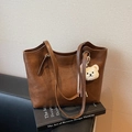 Bolso tote de piel sintética marrón con textura vintage y colgante de oso blanco - Caramelo