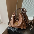 Braune Shopper-Tasche aus Kunstleder mit M-Metalllogo und Ethno-Perlenanhänger für Damen - Braun