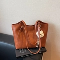 Bolso tote de cuero minimalista marrón caramelo con colgante de osito de peluche blanco - Marrón