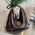 Braune Leder-Schultertasche mit großer Kapazität, M-Emblem und Quasten-Details - Braun