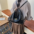 Vielseitiger schwarzer Leder-Hobo-Rucksack mit goldenem M-Logo und elegantem Quastenanhänger - Schwarz