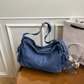 Borsa hobo versatile in denim blu scuro con ampia tracolla regolabile, stile casual moderno - Blu scuro