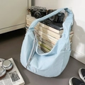 Bolso hobo azul claro de nailon gofrado en forma de media luna con correa ancha - Azul