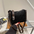 Bolso de ante negro acolchado con ribete de cuero marrón y tachuelas plateadas - Negro