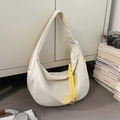 Bolso hobo minimalista de nailon a cuadros beige con borla amarilla y logotipo - Blanco Roto