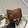 Bolso bandolera de ante marrón con diseño acolchado y detalles en piel sintética - Marrón