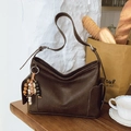 Bolso retro marrón oscuro de hombro con colgante de cuentas coloridas y logotipo - Café helado