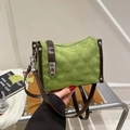 Bolso bandolera cuadrado de ante verde con correas marrones y cierre de giro plateado - Verde