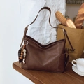 Bolso tote de cuero granulado marrón oscuro con borla de cuentas y gran capacidad interior - Cacao Castaña