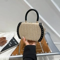 Regenbogen-Webtasche mit schwarzem Ledergriff, goldenen Nieten und Kettenriemen - Schwarz