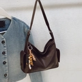 Bolso hobo retro marrón oscuro con bolsillos laterales y dije de cuentas boho - Café Ébano