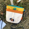 Sac bandoulière en nylon au design bicolore jaune et orange avec un écusson de chien - Blanc